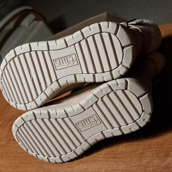 FLASH SALE Cliffs boots6.5 but fit more like 6 Khols - Picture 7 of 8